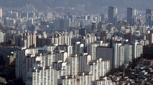 서울 아파트 매매가격 상승률을 두고 한국부동산원은 전주와 동일한 수준인 것으로 조사한 반면 KB국민은행 부동산 리브온과 부동산114는 전주보다 상승폭을 더 키운 것으로 보고 집값 상승 우려를 표했다. 사진은 중저가 아파트 단지들이 밀집한 강북 일대 전경. <연합뉴스>